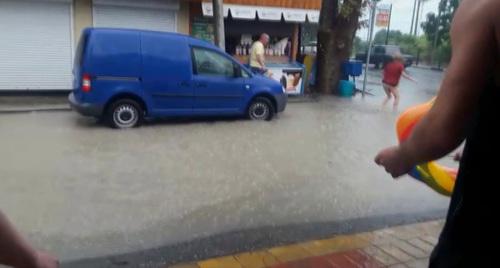 На месте происшествия. Сочи, 3 августа 2018 г. Кадр из видео пользователя sochi.com
 https://www.youtube.com/watch?v=WaIgRCHEAbE
