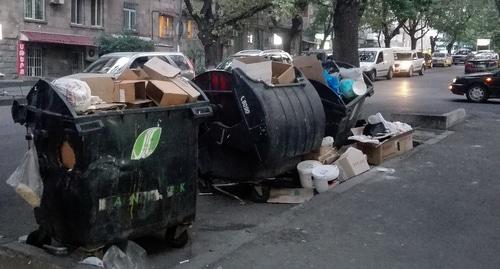Мусор на улице Еревана. Фото Армине Мартиросян для "Кавказского узла" Мусор на улице Еревана. Фото Армине Мартиросян для "Кавказского узла"