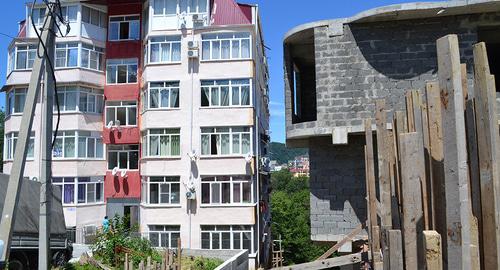Строительство двух многоквартирных домов на улице Санаторной в Сочи. Фото Светланы Ркавченко для "Кавказского узла" Строительство двух многоквартирных домов на улице Санаторной в Сочи. Фото Светланы Ркавченко для "Кавказского узла"
