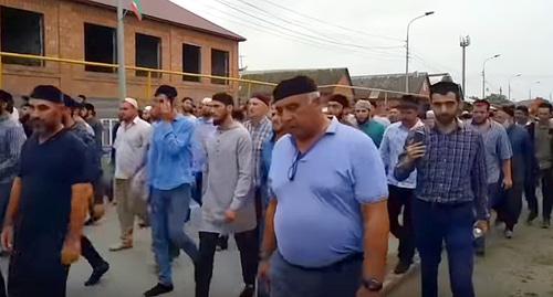 Участники похорон Юсупа Темирханова.
Фото Кадр видео "Kavkaz.Realii" https://www.youtube.com/watch?time_continue=187&v=aY8PZif1Y1w Участники похорон Юсупа Темирханова.
Фото Кадр видео "Kavkaz.Realii" https://www.youtube.com/watch?time_continue=187&v=aY8PZif1Y1w