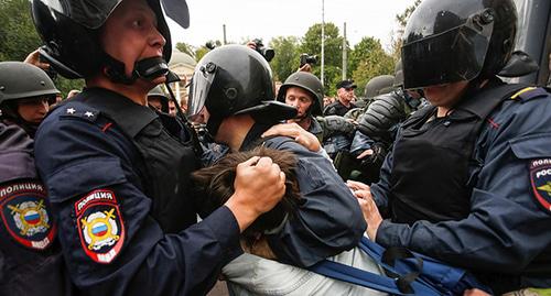 Сотрудники полиции задерживают участника митинга против пенсионной реформы. 9 сентября 2018 г. Фото: REUTERS/Anton Vaganov Сотрудники полиции задерживают участника митинга против пенсионной реформы. 9 сентября 2018 г. Фото: REUTERS/Anton Vaganov