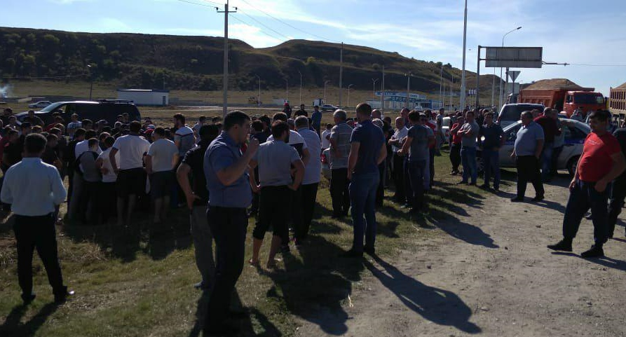 Жители села Кенделен. 18 сентября 2018 г. Фото Тамары Гериевой для "Кавказского узла" Жители села Кенделен. 18 сентября 2018 г. Фото Тамары Гериевой для "Кавказского узла"