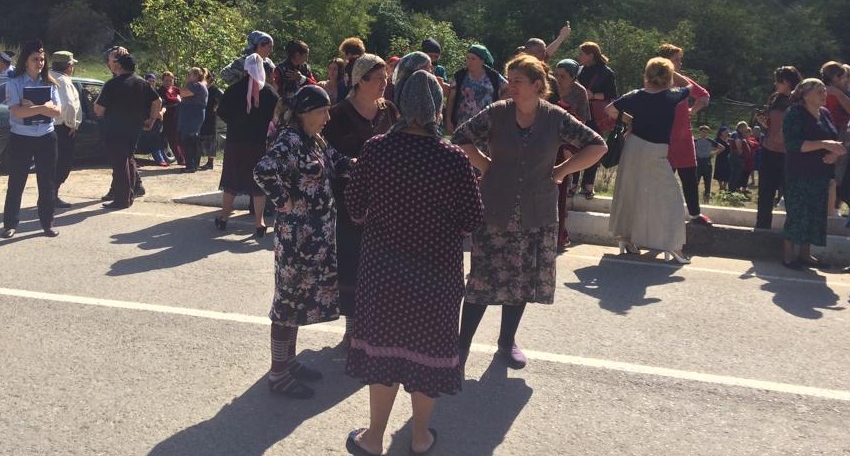 Жители села Кенделен. 19 сентября 2018 г. Фото Тамары Гериевой для "Кавказского узла" Жители села Кенделен. 19 сентября 2018 г. Фото Тамары Гериевой для "Кавказского узла"