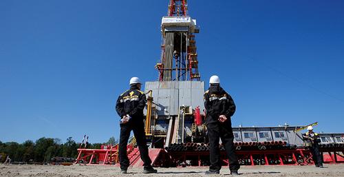 Добыча нефти. Фото: REUTERS/Sergei Karpukhin Добыча нефти. Фото: REUTERS/Sergei Karpukhin