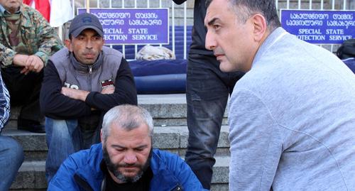 к участникам акции пришли оппозиционные политики. депутат парламента от "Европейской Грузии" Серго Ратиани (справа) Фото Инны Кукуджновой для "Кавказского узла"