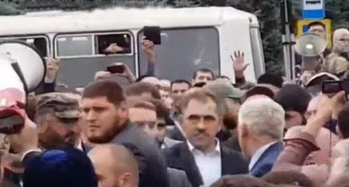 Кадр из видео, на котором запечатлена попытка главы Ингушетии Юнус-Бека Евкурова (в центре) поговорить с митингующими противниками передачи земель Чечне. 4 октября 2018 г. Кадр из видео CHECHEN WHATSAPP 3 https://www.youtube.com/watch?v=HnjIWYfy3MY
