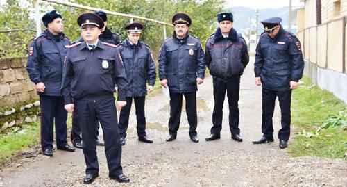 Сотрудники полиции в селении Исламей Баксанского района КБР. Фото https://07.мвд.рф/news/item/8851462 Сотрудники полиции в селении Исламей Баксанского района КБР. Фото https://07.мвд.рф/news/item/8851462