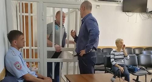 Бывший сотрудник ФСБ Алексей Родионов (в центре) в зале суда. Сочи. Фото Светланы Кравченко для "Кавказского узла" Бывший сотрудник ФСБ Алексей Родионов (в центре) в зале суда. Сочи. Фото Светланы Кравченко для "Кавказского узла"