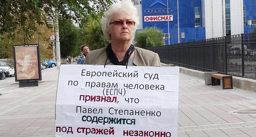 Мать Павла Степаненко на одиночном пикете. 8 октября 2018 года. Фото Татьяны Филимоновой для "Кавказского узла" Мать Павла Степаненко на одиночном пикете. 8 октября 2018 года. Фото Татьяны Филимоновой для "Кавказского узла"