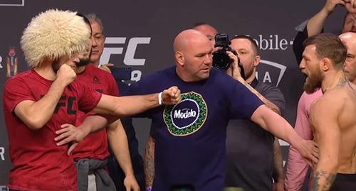 Хабиб Нурмагомедов (слева) и Конор Макгрегор на церемонии взвешивания. Фото: ESPN https://www.youtube.com/watch?v=CGWb1DRo_mo&feature=youtu.be
