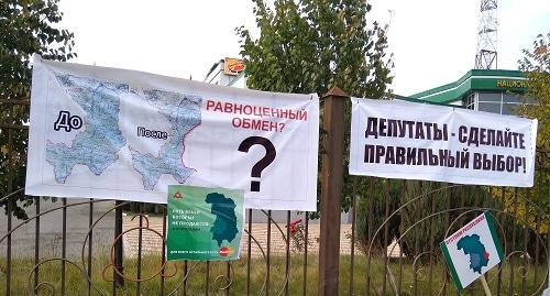 Плакаты участников митинга в Магасе. Фото Умара Йовлоя для "Кавказского узла". Плакаты участников митинга в Магасе. Фото Умара Йовлоя для "Кавказского узла".
