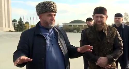 Представиль рода Нальгиевых (слева) и Рамзан Кадыров (справа) у мечети в Грозном. Кадр из новостного сюжета телекомпании "Грозный" 2 ноября 2018 года. https://www.youtube.com/watch?v=hGRTXdrqXMw Представиль рода Нальгиевых (слева) и Рамзан Кадыров (справа) у мечети в Грозном. Кадр из новостного сюжета телекомпании "Грозный" 2 ноября 2018 года. https://www.youtube.com/watch?v=hGRTXdrqXMw