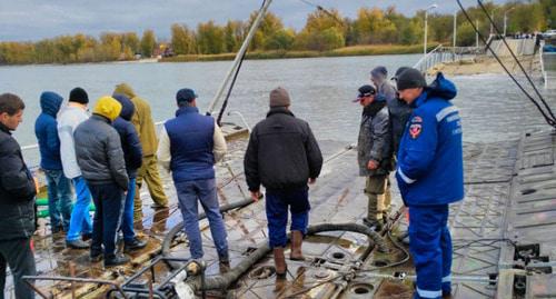 Спасатели у моста к Зеленому острову в Ростове-на-Дону. Фото http://61.mchs.gov.ru/operationalpage/operational/item/7661285/ Спасатели у моста к Зеленому острову в Ростове-на-Дону. Фото http://61.mchs.gov.ru/operationalpage/operational/item/7661285/