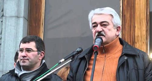 Аркадий Варданян (справа). Кадр из видео пользователя
1in.am
https://www.youtube.com/watch?v=DiBPI_oqqkU Аркадий Варданян (справа). Кадр из видео пользователя
1in.am
https://www.youtube.com/watch?v=DiBPI_oqqkU