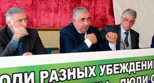 Кадыров Мудунгаджи Магомедович (в центре). Фото http://www.gunib.ru/%D0%9D%D0%BE%D0%B2%D0%BE%D1%81%D1%82%D0%B8/%D0%9F%D0%BE%D0%BB%D0%B8%D1%82%D0%B8%D0%BA%D0%B0/2522
Кадыров Мудунгаджи Магомедович (в центре). Фото http://www.gunib.ru/%D0%9D%D0%BE%D0%B2%D0%BE%D1%81%D1%82%D0%B8/%D0%9F%D0%BE%D0%BB%D0%B8%D1%82%D0%B8%D0%BA%D0%B0/2522
