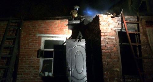 Пожар в частном доме в городе Шахты Ростовской области. Фото http://61.mchs.gov.ru/operationalpage/operational/item/7714877/ Пожар в частном доме в городе Шахты Ростовской области. Фото http://61.mchs.gov.ru/operationalpage/operational/item/7714877/