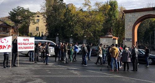 Акция протеста перед зоопарком в Ереване. Фото: Sputnik / Aram Nersesyan,
https://ru.armeniasputnik.am/society/20181117/15727690/erevanskij-zoopark-v-centre-skandala-kto-iniciator-shirokomasshtabnyh-proverok.html Акция протеста перед зоопарком в Ереване. Фото: Sputnik / Aram Nersesyan,
https://ru.armeniasputnik.am/society/20181117/15727690/erevanskij-zoopark-v-centre-skandala-kto-iniciator-shirokomasshtabnyh-proverok.html