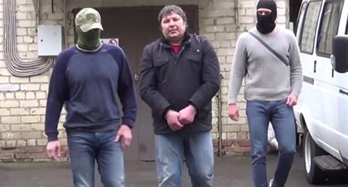 Хазвах Черхигов (в центре) задержан силовиками. Кадр из видео ФСБ России Хазвах Черхигов (в центре) задержан силовиками. Кадр из видео ФСБ России