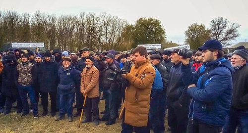 Жители Цветковки на митинге 20 ноября 2018 года. Фото Ильяс Капиев для "Кавказского узла". Жители Цветковки на митинге 20 ноября 2018 года. Фото Ильяс Капиев для "Кавказского узла".