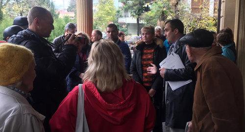 Слушатели процесса у суда и в суде Центрального района Сочи. Фото Светланы Кравченко для "Кавказского узла" Слушатели процесса у суда и в суде Центрального района Сочи. Фото Светланы Кравченко для "Кавказского узла"