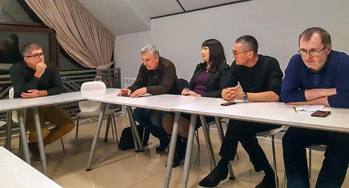 Участники дискуссионно-аналитического центра "Альтернатива". Фото Тимура Исаева для "Кавказского узла". Участники дискуссионно-аналитического центра "Альтернатива". Фото Тимура Исаева для "Кавказского узла".