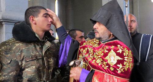 Обряд крещения в соборе Святого Христа Всеспасителя в городе Шуши. Фото Алвард Григорян для "Кавказского узла"