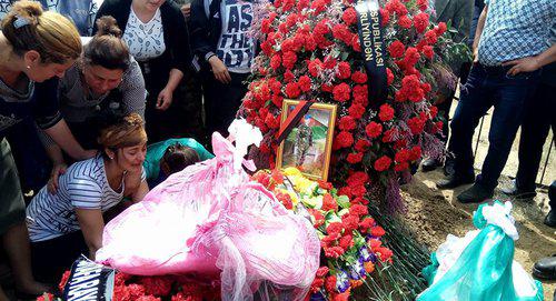 Церемония похорон солдата в Азербайджане. Фото Sputnik / İlham Mustafa
https://az.sputniknews.ru/karabakh/20180521/415422060/karabakh-armjane-obstrel-smert-soldat.html Церемония похорон солдата в Азербайджане. Фото Sputnik / İlham Mustafa
https://az.sputniknews.ru/karabakh/20180521/415422060/karabakh-armjane-obstrel-smert-soldat.html