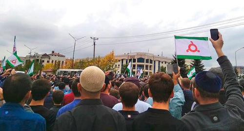 Митинг перед Парламентом Ингушетии 04.10.2018. Фото Умара Йовлоя для "Кавказского узла" Митинг перед Парламентом Ингушетии 04.10.2018. Фото Умара Йовлоя для "Кавказского узла"