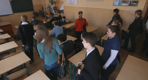 Школьники в классе. Кадр видео vasianik на YouTube https://www.youtube.com/watch?v=-KlQ7MUDMHo Школьники в классе. Кадр видео vasianik на YouTube https://www.youtube.com/watch?v=-KlQ7MUDMHo