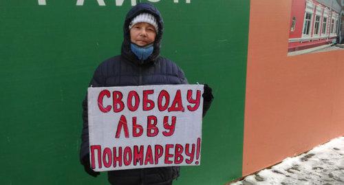 Нина Штукатурова на одиночном пикете в Волгограде. Фото Татьяны Филимоновой для "Кавказского узла" Нина Штукатурова на одиночном пикете в Волгограде. Фото Татьяны Филимоновой для "Кавказского узла"