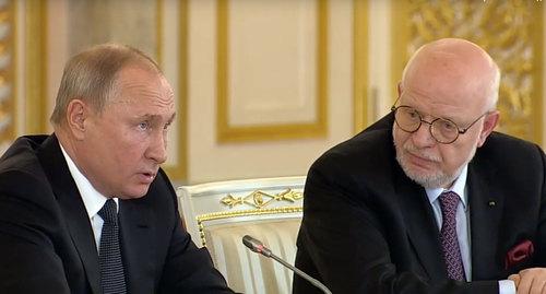 Владимир Путин (слева) и Михаил Федотов на заседании Совета по правам человека http://president-sovet.ru/presscenter/news/read/5119/ Владимир Путин (слева) и Михаил Федотов на заседании Совета по правам человека http://president-sovet.ru/presscenter/news/read/5119/