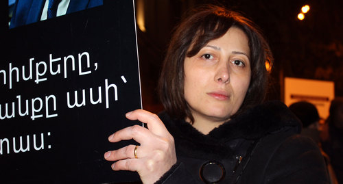 Арпи Хачатрян на акции в защиту Кочаряна 11.12.2018.оправдала введение чрезвычайного положения в 2008 году. Фото Армине Мартиросян для "Кавказского Узла" Арпи Хачатрян на акции в защиту Кочаряна 11.12.2018.оправдала введение чрезвычайного положения в 2008 году. Фото Армине Мартиросян для "Кавказского Узла"