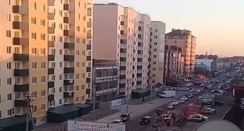 Улица города, по которой направляетя свадебный кортеж. Кадр из видео https://www.instagram.com/p/Bo4aGptgnyF/?taken-by=chp_krd Улица города, по которой направляетя свадебный кортеж. Кадр из видео https://www.instagram.com/p/Bo4aGptgnyF/?taken-by=chp_krd