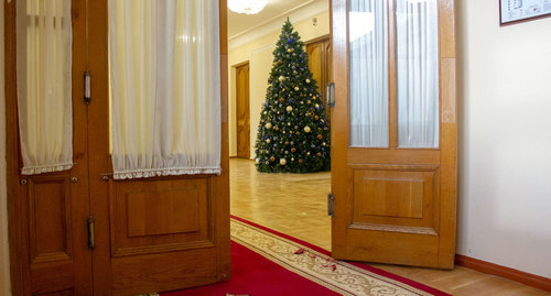 Новогодняя ёлка в здании парламента Армении. Фото © SPUTNIK / ASATUR YESAYANTS
https://ru.armeniasputnik.am/society/20181213/16232558/chemodannoe-nastroenie-v-parlamente-armenii-ili-zachem-uhodit-esli-nado-vernutsya.html