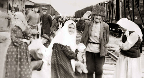 На вокзале. 1957 год. Фрунзе. Жители села Юрт-Аух возвращаются на родину. Фото https://ru.wikipedia.org/wiki/Депортация_чеченцев_и_ингушей#/media/File:На_вокзале._1957_год_Фрунзе._Жители_с._Юрт-Аух.jpg На вокзале. 1957 год. Фрунзе. Жители села Юрт-Аух возвращаются на родину. Фото https://ru.wikipedia.org/wiki/Депортация_чеченцев_и_ингушей#/media/File:На_вокзале._1957_год_Фрунзе._Жители_с._Юрт-Аух.jpg