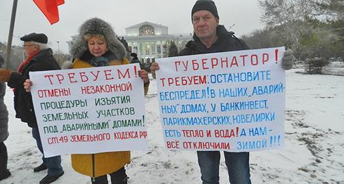 Пикет жителей аварийных домов в Калаче-на-Дону 5 декабря. Фото Татьяны Филимоновой для "Кавказского узла" Пикет жителей аварийных домов в Калаче-на-Дону 5 декабря. Фото Татьяны Филимоновой для "Кавказского узла"