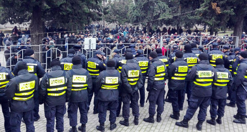 Акция протеста оппозиции перед зданием Гурджаанского районного суда. Фото Инны Кукуджановой для "Кавказского узла"
Акция протеста оппозиции перед зданием Гурджаанского районного суда. Фото Инны Кукуджановой для "Кавказского узла"