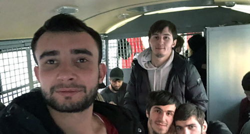 Кавказские студенты в автозаке в Москве, 17 декабря 2018. Фото: Пресс-служба Кавказ Реалии (RFE/RL) https://www.kavkazr.com Кавказские студенты в автозаке в Москве, 17 декабря 2018. Фото: Пресс-служба Кавказ Реалии (RFE/RL) https://www.kavkazr.com