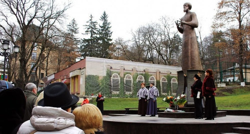 Церемония открытия памятника Солженицыну на его малой родине в Кисловодске. Фото https://www.rah.ru/exhibitions/detail.php?ID=34548 Церемония открытия памятника Солженицыну на его малой родине в Кисловодске. Фото https://www.rah.ru/exhibitions/detail.php?ID=34548