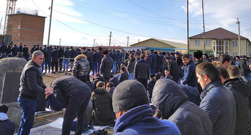 Траур по убитым в торговом центре Назрани. 14 декабря 2018 г. Фото Умара Йовлоя для "Кавказского узла" Траур по убитым в торговом центре Назрани. 14 декабря 2018 г. Фото Умара Йовлоя для "Кавказского узла"