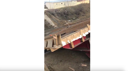 Рухнувший автомобильный мост в Буйнакске. Кадр из видео пользователя Новое Дело https://www.youtube.com/watch?v=Znpm5Kjd0Lo
Рухнувший автомобильный мост в Буйнакске. Кадр из видео пользователя Новое Дело https://www.youtube.com/watch?v=Znpm5Kjd0Lo