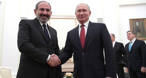 Владимир Путин (справа) с исполняющим обязанности премьер-министра Республики Армения Николом Пашиняном. Фото http://kremlin.ru/events/president/news/59531 Владимир Путин (справа) с исполняющим обязанности премьер-министра Республики Армения Николом Пашиняном. Фото http://kremlin.ru/events/president/news/59531