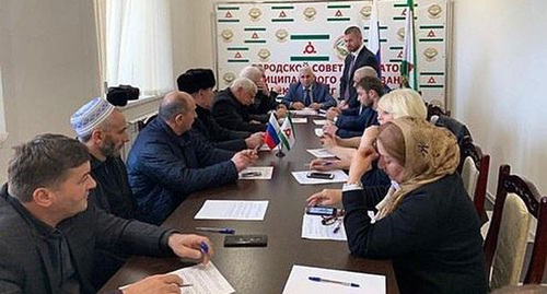 Заседание депутатов горсовета Сунжи. 29 декабря 2018 года. Фото со страницы администрации Сунжи в Instagram https://www.instagram.com/p/Br-UxRWFozX/ Заседание депутатов горсовета Сунжи. 29 декабря 2018 года. Фото со страницы администрации Сунжи в Instagram https://www.instagram.com/p/Br-UxRWFozX/