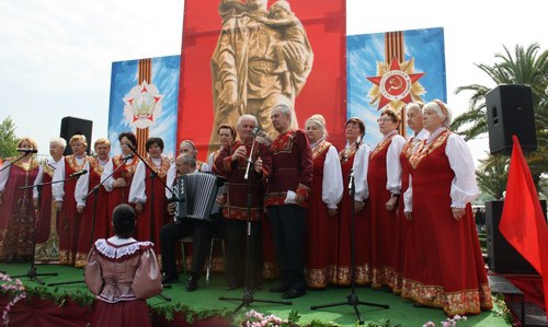 Хор "Горячие сердца". Фото со страницы ДК "Адлер" в соцсети "ВКонтакте", https://vk.com/photo-27327600_283689031?all=1 Хор "Горячие сердца". Фото со страницы ДК "Адлер" в соцсети "ВКонтакте", https://vk.com/photo-27327600_283689031?all=1