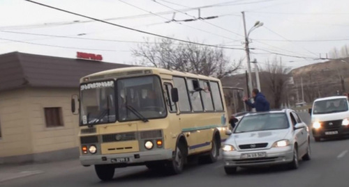 Нападение на автобус. Ереван, 8 января 2019 г. Кадр из видео пользователя armtimes.com https://www.youtube.com/watch?v=mo_wISouN1k Нападение на автобус. Ереван, 8 января 2019 г. Кадр из видео пользователя armtimes.com https://www.youtube.com/watch?v=mo_wISouN1k