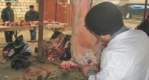 Проверка продукции на рынке. Фото: официальный сайт Тарумовского ветеринарного управления http://vet-tarum.ru/?page_id=69 Проверка продукции на рынке. Фото: официальный сайт Тарумовского ветеринарного управления http://vet-tarum.ru/?page_id=69
