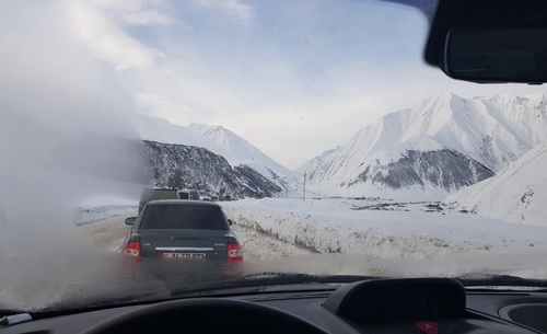 Движение по Военно-Грузинской дороге. Фото: Паата Лазаров, https://vk.com/vrlars?w=wall-93674741_186897 Движение по Военно-Грузинской дороге. Фото: Паата Лазаров, https://vk.com/vrlars?w=wall-93674741_186897