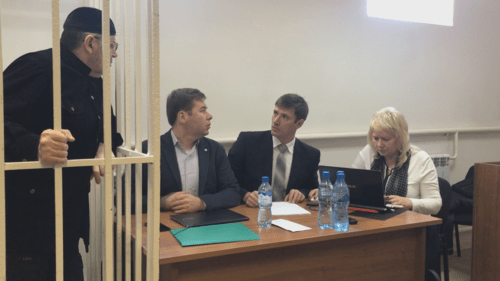 Оюб Титиев и его адвокаты. Фото Патимат Махмудовой для "Кавказского узла" Оюб Титиев и его адвокаты. Фото Патимат Махмудовой для "Кавказского узла"