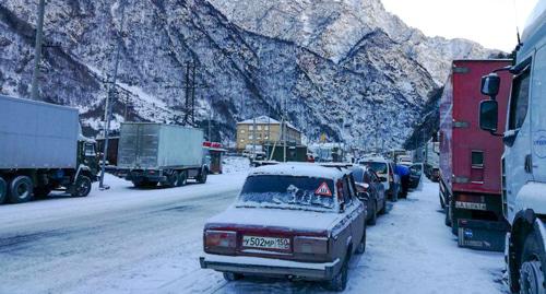 В очереди стоят автомобили и большегрузы из разных городов и стран. Фото Эммы Марзоевой для “Кавказского узла”. В очереди стоят автомобили и большегрузы из разных городов и стран. Фото Эммы Марзоевой для “Кавказского узла”.