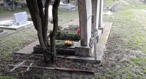Вырванный крест у могил На старом кладбище в Анапе . Фото: DimAnapa. http://www.livekuban.ru/news/proisshestviya/vandaly-vyrvali-kresty-s-mogil-na-starom-kladbishche-anapy-/ Вырванный крест у могил На старом кладбище в Анапе . Фото: DimAnapa. http://www.livekuban.ru/news/proisshestviya/vandaly-vyrvali-kresty-s-mogil-na-starom-kladbishche-anapy-/
